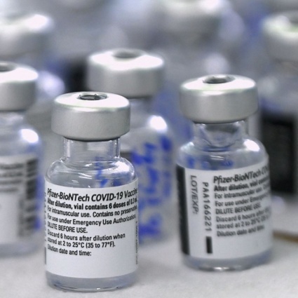 «Ti pago se parli male del vaccino di Pfizer»