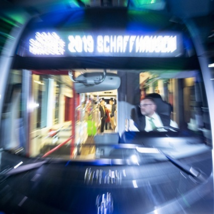 Sola sull'autobus a 4 anni, la polizia la riporta a casa