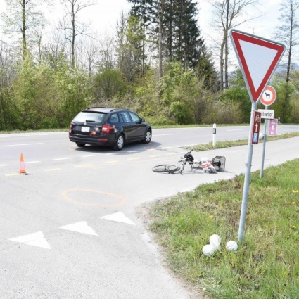 Scontro tra auto ed e-bike: morto il ciclista