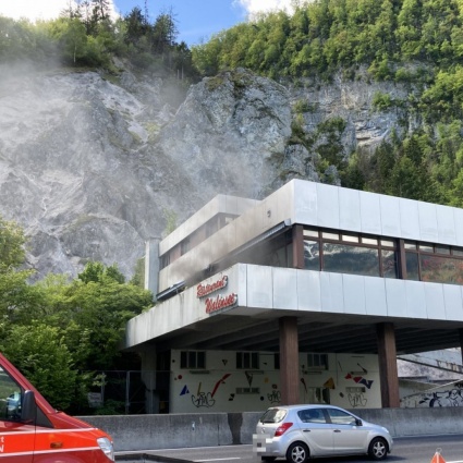 Brucia il Rastätte diroccato sul lago di Walen