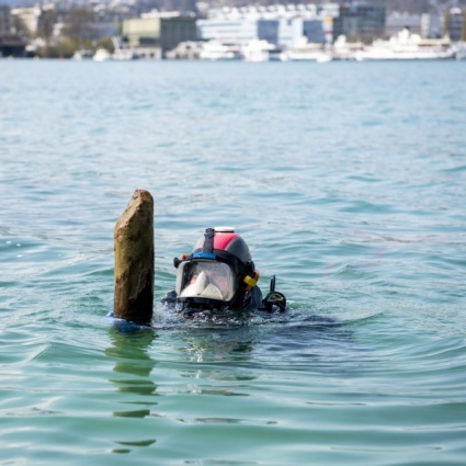 Archeologi al lavoro nel sito preistorico del lago dei Quattro Cantoni