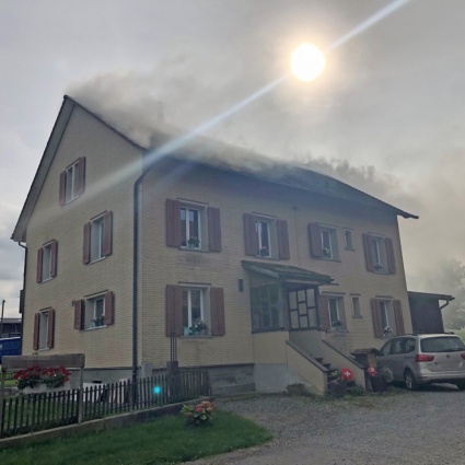 Incendio in una casa unifamiliare, due feriti