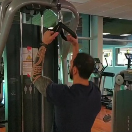 In sala attrezzi per una schiena forte