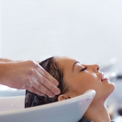 Capelli: tre consigli per contrastare gli eﬀetti del freddo