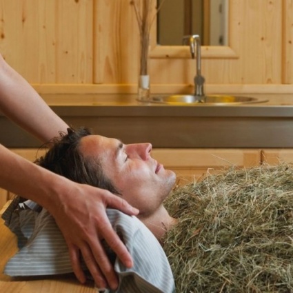 Bagni di fieno: Distenditi su soffice mantello di erbe di montagna