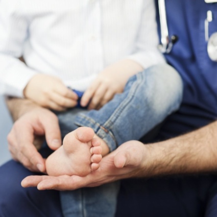 La micosi dei piedi nei bambini: attenzione alle scarpe