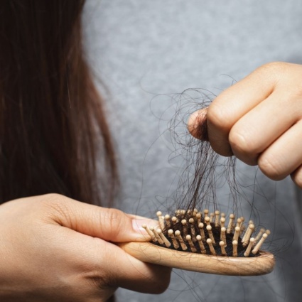 Quanti capelli cadono al giorno: tutte le informazioni da sapere