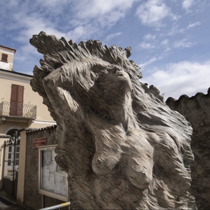 I cittadini bocciano la statua della poetessa