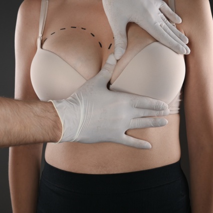 Seni rovinati dalla chirurgia? Bufera su The Swiss Clinic