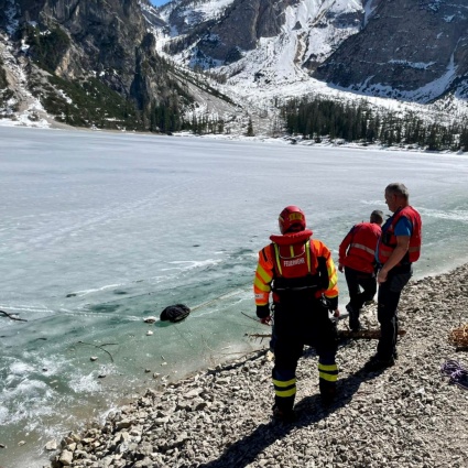 Si rompe il ghiaccio, otto persone finiscono nell'acqua gelata
