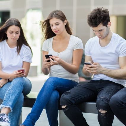 Giovani più isolati e le ragazze guardano più porno