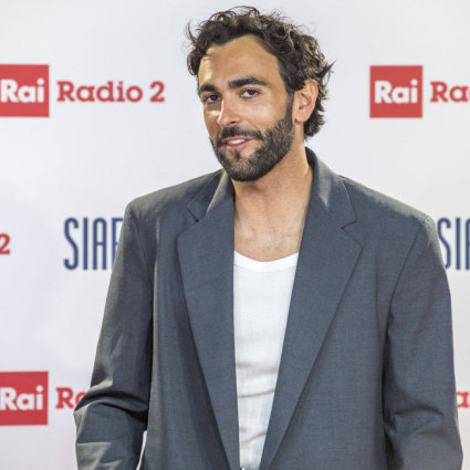 Marco Mengoni con le stampelle in tv: è giallo sull’infortunio