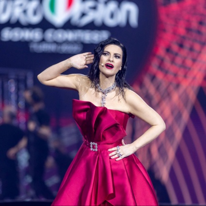 L’astemia Laura Pausini beve vino e fa scoppiare TikTok 