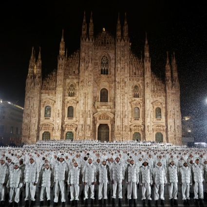 Più di mille piumini di Moncler "invadono" piazza Duomo