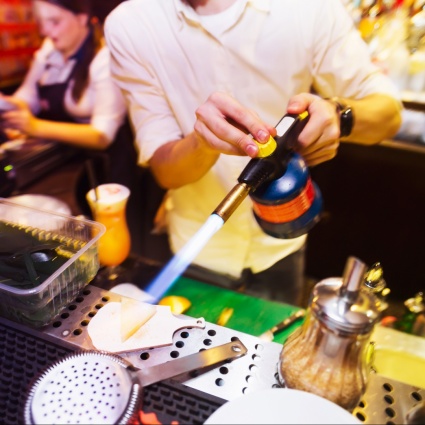 Receptionist aggredita con un cannello da cucina