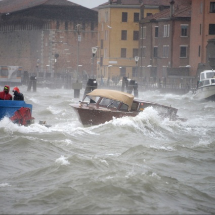 Onde alte tre metri, ma il Mose salva Venezia