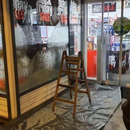 Contro il Black Friday, estremisti di sinistra vandalizzano due negozi