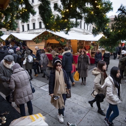 L'albero è acceso: Natale in Piazza entra nel vivo