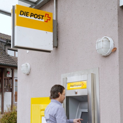 Aumentare i tassi sui conti? Alcune banche dicono sì, PostFinance no