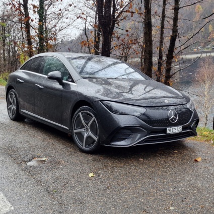 Mercedes EQE 350+: lussuosa e performante