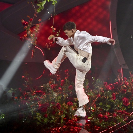 Problemi con l'audio e Blanco distrugge la scenografia di Sanremo