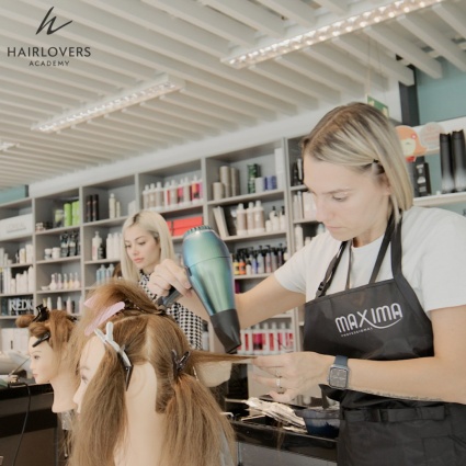 Balayage e colori ad alto impatto tra le tendenze capelli primavera 2023