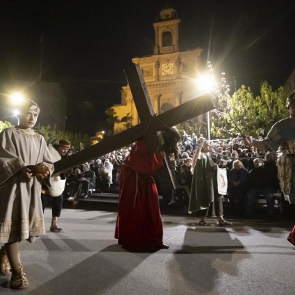 Tutta Mendrisio ferma davanti alla passione di Cristo