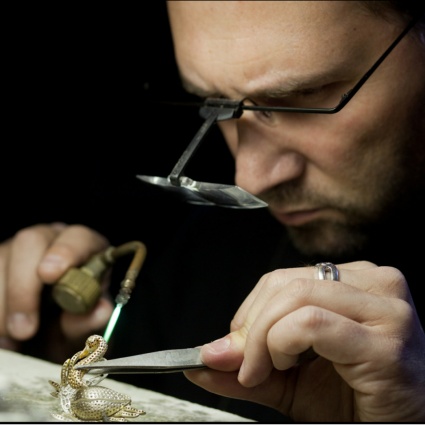 Il maestro orafo Davide Maule, artigianato orafo, dalla creazione alla riparazione