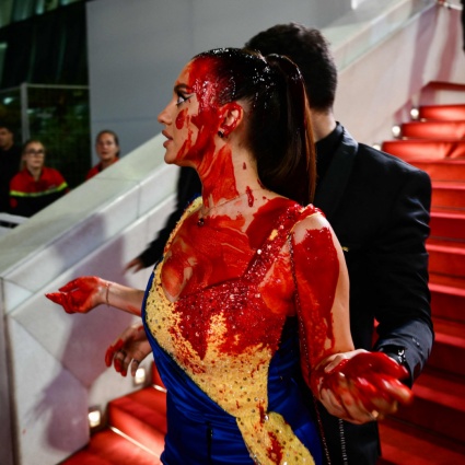 Sangue (finto) sul red carpet di Cannes