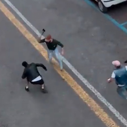 Rissa a colpi d'accetta in centro città