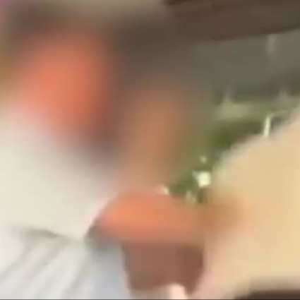 L'ira di un autista che butta fuori un passeggero