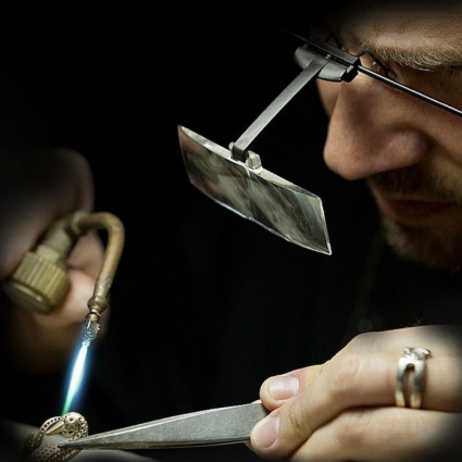 Meglio rivolgersi a un laboratorio orafo o a una gioielleria?