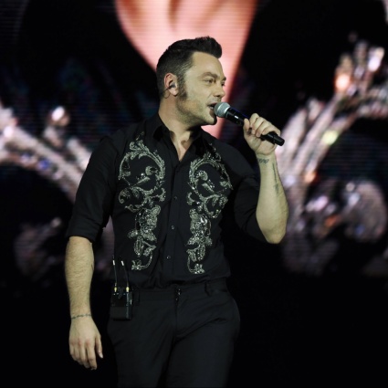 La confessione di Tiziano Ferro: «Ho un nodulo alle corde vocali»