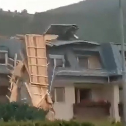 Il vento scoperchia il tetto di una palazzina, il video