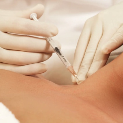 Esplode la moda del botox per un collo da Barbie