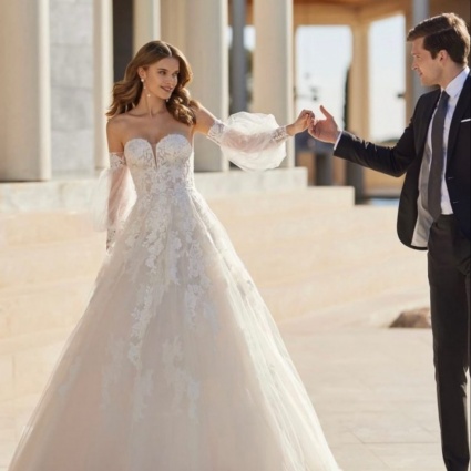 Le collezioni 2024 di Tosetti sposa Como, sfilano a Miss Mamma 2023