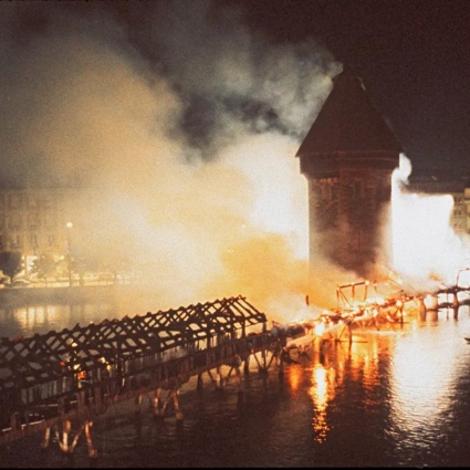 Oggi, 30 anni fa, bruciava il Ponte di Lucerna