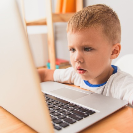 Se uno schermo spegne la voglia di parlare dei bambini