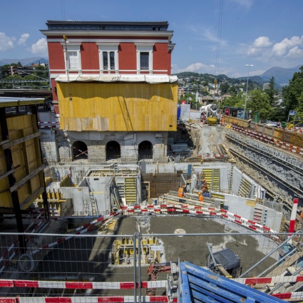 Spostato di nuovo l'edificio storico da 600 tonnellate