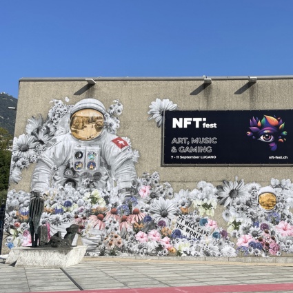 La natura abbraccia la tecnologia, completato il murales a Palazzo dei Congressi