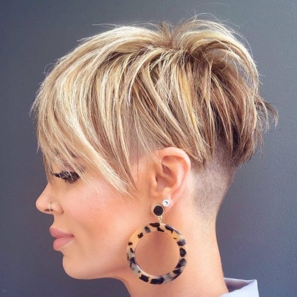 Nuovo trend nei saloni Hairlovers: il Pixie Cut biondo è il nuovo must per chi ama i capelli corti