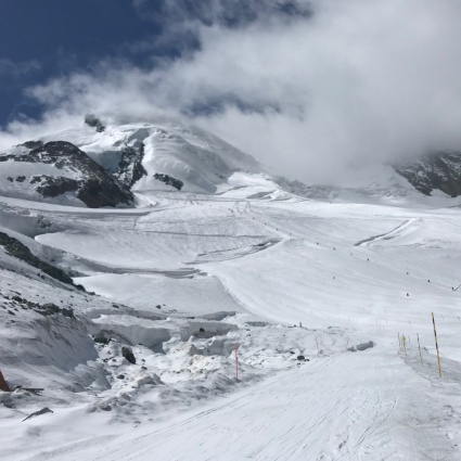 Sci estivo: un’esperienza unica tra cime e neve eterna