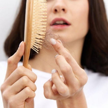Caduta capelli in autunno: cause e rimedi