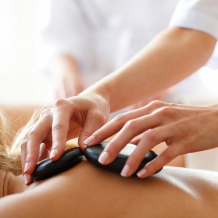 Il massaggio Hot Stone: un antico rituale per corpo e mente