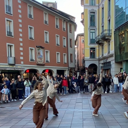 Un flash mob per dire basta alla violenza sulle donne