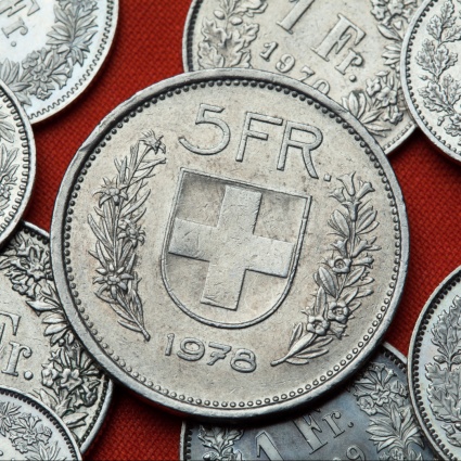 Franco svizzero ai livelli più alti sul dollaro dal 2015