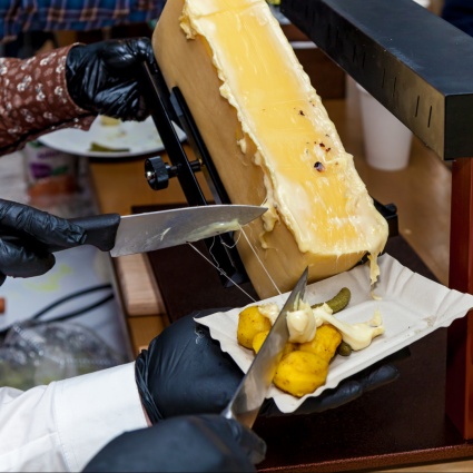 Tutti a tavola, è Natale. La raclette tra i 100 migliori piatti del mondo
