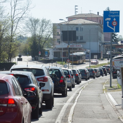 Tassa sui frontalieri, i sindacati: «È iniqua, subito un tavolo»