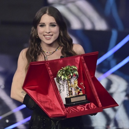 Angelina Mango ha smarrito la custodia del premio del Festival
