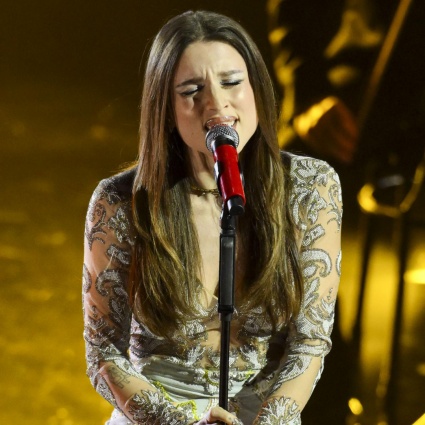 Da Angelina Mango alle coriste, quanti look mozzafiato